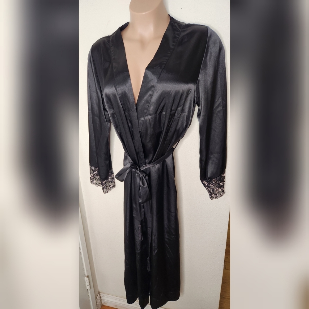 VALERIE STEVENS Silky Lace Embroidered  Robe Tie Closure